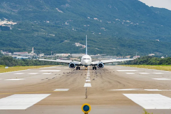 Tivat, Montene havaalanından kalkan uçağın güneşli manzarası