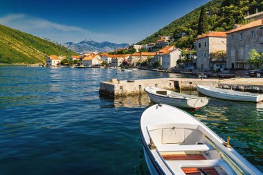 Kotor Körfezi 'nin güneşli sabahı manzarası ve Tivat yakınlarındaki kıyı yolu, Mon