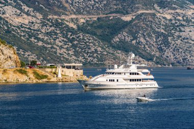 Kotor Körfezi 'nin güneşli sabahı manzarası ve Tivat yakınlarındaki kıyı yolu, Mon