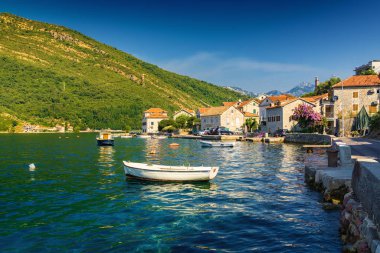 Kotor Körfezi 'nin güneşli sabahı manzarası ve Tivat yakınlarındaki kıyı yolu, Mon