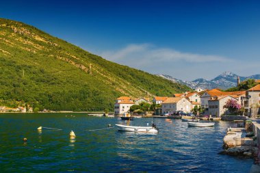 Kotor Körfezi 'nin güneşli sabahı manzarası ve Tivat yakınlarındaki kıyı yolu, Mon