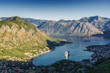 Lovcen Ulusal Parkı Dinari 'nin güneşli sabah manzarası