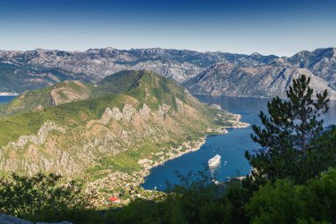 Lovcen Ulusal Parkı Dinari 'nin güneşli sabah manzarası