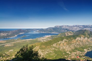 Lovcen Ulusal Parkı Dinari 'nin güneşli sabah manzarası