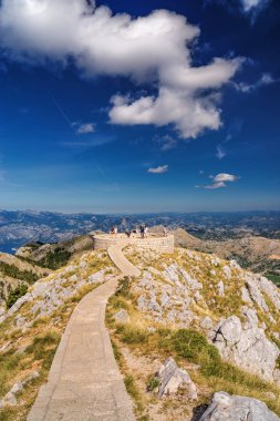 Lovcen Ulusal Parkı 'nın güneşli dağ manzarası, Dinarik Alpler, 