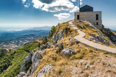 Lovcen Ulusal Parkı 'nın güneşli dağ manzarası, Dinarik Alpler, 
