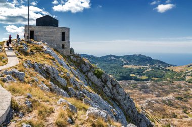 Lovcen Ulusal Parkı 'nın güneşli dağ manzarası, Dinarik Alpler, 