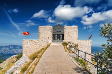 Lovcen Ulusal Parkı 'nın güneşli dağ manzarası, Dinarik Alpler, 