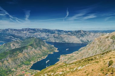 Lovcen Ulusal Parkı 'nın güneşli dağ manzarası, Dinarik Alpler, 