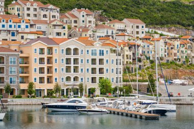 Karadağ 'ın Lustica koyunun bulutlu manzarası. 