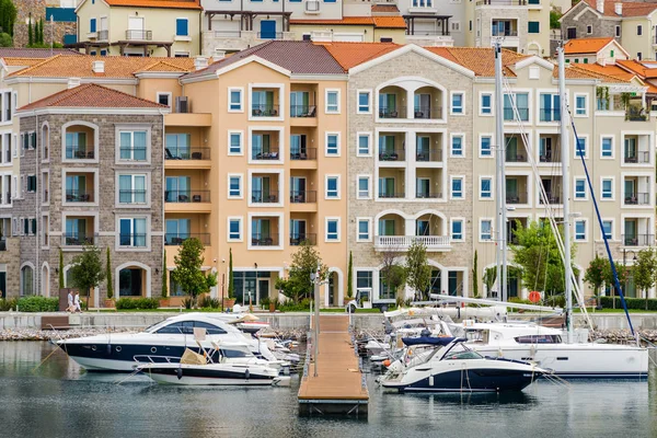 Vue nuageuse sur la baie de Lustica, Monténégro . — Photo