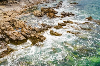 Karadağ 'ın Lustica yarımadasından Kotor Körfezi' nin güneşli manzarası.
