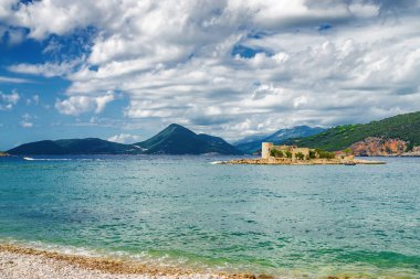 Karadağ 'ın Lustica yarımadasından Kotor Körfezi' nin güneşli manzarası.