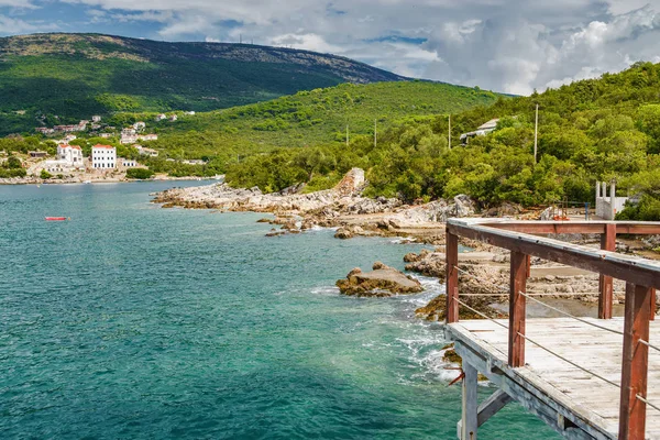 Napsütéses kilátás a Kotor-öbölre Lustica-félszigetről, Montenegróból. — Stock Fotó