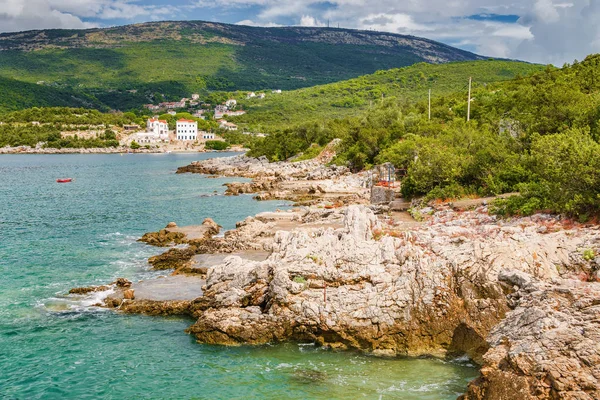 Zonnig uitzicht op de baai van Kotor vanaf het schiereiland Lustica, Montenegro. — Stockfoto