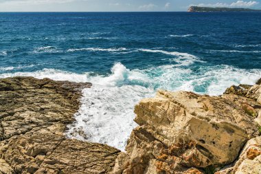 Karadağ 'ın Lustica yarımadasından Kotor Körfezi' nin güneşli manzarası.