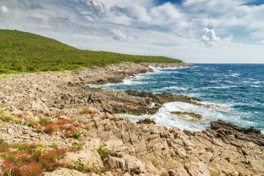 Karadağ 'ın Lustica yarımadasından Kotor Körfezi' nin güneşli manzarası.
