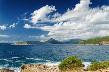 Karadağ 'ın Lustica yarımadasından Kotor Körfezi' nin güneşli manzarası.