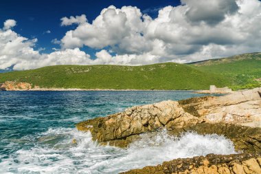 Karadağ 'ın Lustica yarımadasından Kotor Körfezi' nin güneşli manzarası.