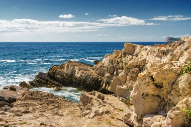 Karadağ 'ın Lustica yarımadasından Kotor Körfezi' nin güneşli manzarası.