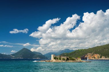 Karadağ 'ın Lustica yarımadasından Kotor Körfezi' nin güneşli manzarası.