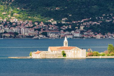 Karadağ 'ın Lustica yarımadasından Kotor Körfezi' nin güneşli manzarası.