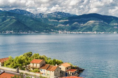 Karadağ 'ın Lustica yarımadasından Kotor Körfezi' nin güneşli manzarası.