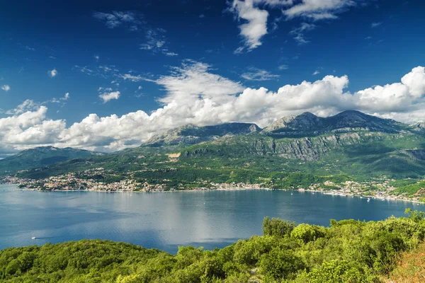 Zonnig uitzicht op de baai van Kotor vanaf het schiereiland Lustica, Montenegro. — Stockfoto