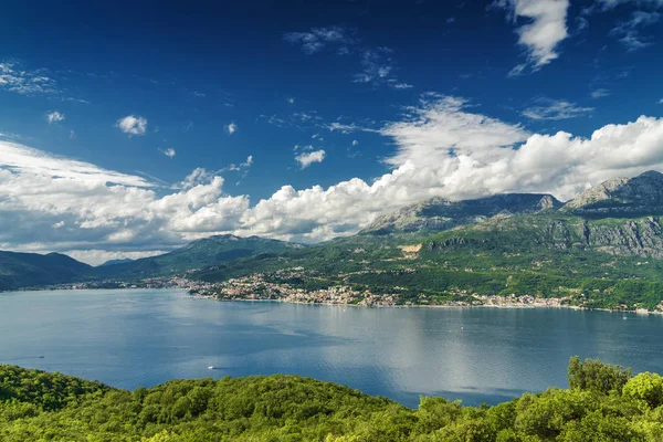 Zonnig uitzicht op de baai van Kotor vanaf het schiereiland Lustica, Montenegro. — Stockfoto