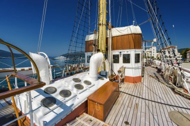 Eski eğitim gemisi Jadran 'ın Tivat, Mon' daki güneşli manzarası.