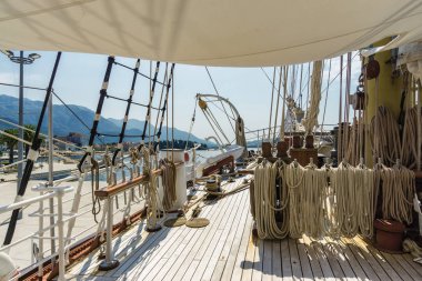 Eski eğitim gemisi Jadran 'ın Tivat, Mon' daki güneşli manzarası.