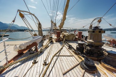 Eski eğitim gemisi Jadran 'ın Tivat, Mon' daki güneşli manzarası.