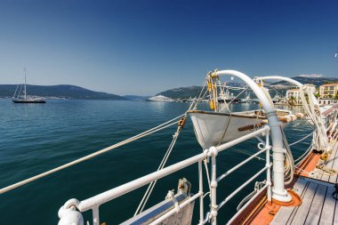 Eski eğitim gemisi Jadran 'ın Tivat, Mon' daki güneşli manzarası.