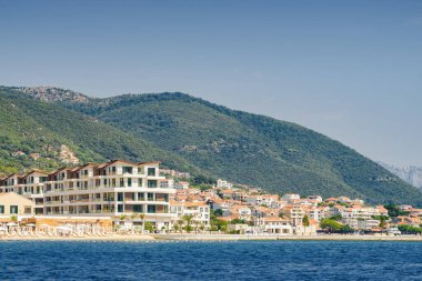 Karadağ 'ın Herceg Novi kenti yakınlarındaki Kotor Körfezi' nde güneşli bir yat manzarası.