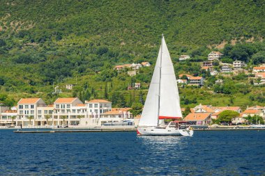 Karadağ 'ın Herceg Novi kenti yakınlarındaki Kotor Körfezi' nde güneşli bir yat manzarası.