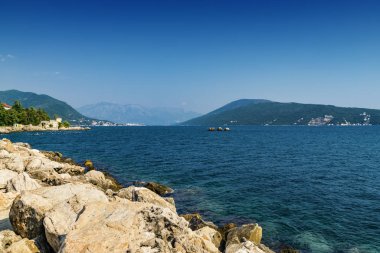 Karadağ 'ın Herceg Novi kenti yakınlarındaki Kotor Körfezi' nde güneşli bir yat manzarası.