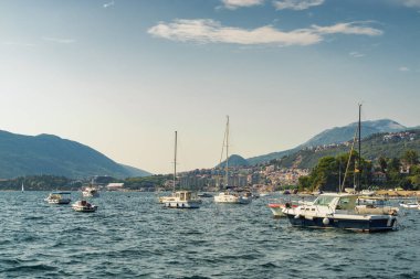 Karadağ 'ın dağlarının arka planındaki Herceg Novi' nin güneşli manzarası.