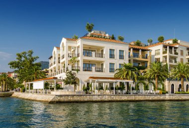 Karadağ 'ın Tivat limanındaki lüks dairelerin güneşli manzarası.