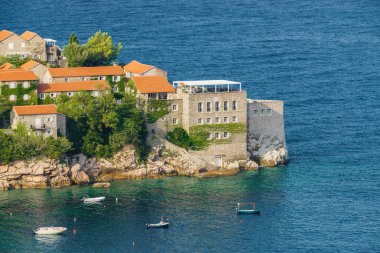 Karadağ 'ın Budva kenti yakınlarındaki Sveti Stefan Adası' nın güneşli sabah manzarası.
