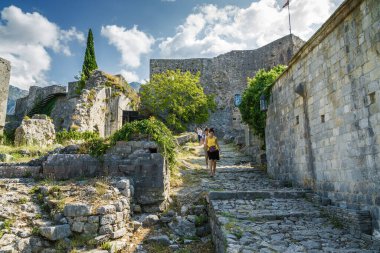Karadağ 'ın Bar kenti yakınlarındaki Stari Bar kasabasındaki harabelerin güneşli manzarası.