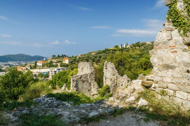 Karadağ 'ın Bar kenti yakınlarındaki Stari Bar kasabasındaki harabelerin güneşli manzarası.