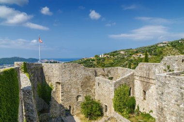 Karadağ 'ın Bar kenti yakınlarındaki Stari Bar kasabasındaki harabelerin güneşli manzarası.