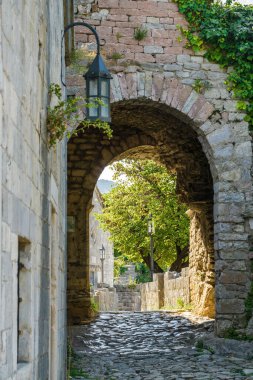 Karadağ 'ın Bar kenti yakınlarındaki Stari Bar kasabasındaki harabelerin güneşli manzarası.