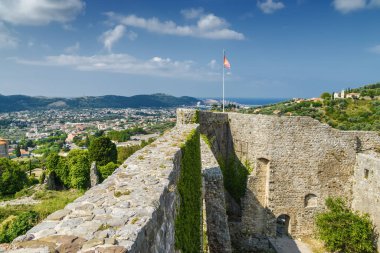Karadağ 'ın Bar kenti yakınlarındaki Stari Bar kasabasındaki harabelerin güneşli manzarası.