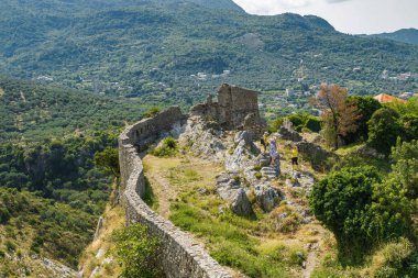 Karadağ 'ın Bar kenti yakınlarındaki Stari Bar kasabasındaki harabelerin güneşli manzarası.
