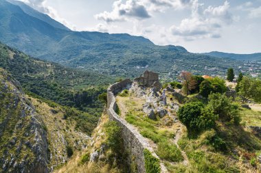 Karadağ 'ın Bar kenti yakınlarındaki Stari Bar kasabasındaki harabelerin güneşli manzarası.