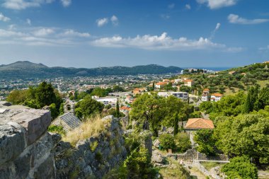 Karadağ 'ın Bar kenti yakınlarındaki Stari Bar kasabasındaki harabelerin güneşli manzarası.