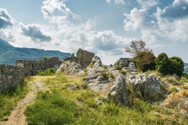 Karadağ 'ın Bar kenti yakınlarındaki Stari Bar kasabasındaki harabelerin güneşli manzarası.