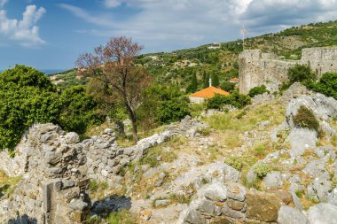 Karadağ 'ın Bar kenti yakınlarındaki Stari Bar kasabasındaki harabelerin güneşli manzarası.