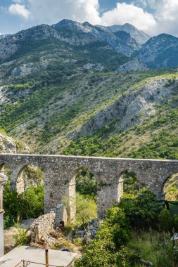 Karadağ 'ın Bar kenti yakınlarındaki Stari Bar kasabasındaki harabelerin güneşli manzarası.